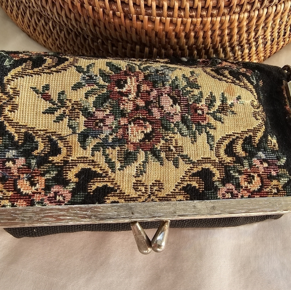 Vintage Black purse, floral embroidery. 1920’s fashion
